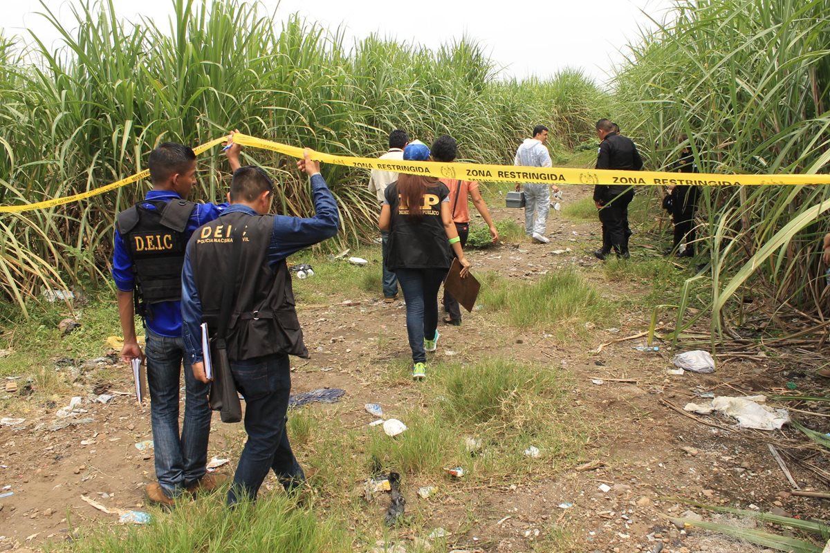 Fuerzas de seguridad resguardan área donde fue localizado el cadáver de un hombre que había desaparecido. (Foto Prensa Libre: Carlos Paredes)