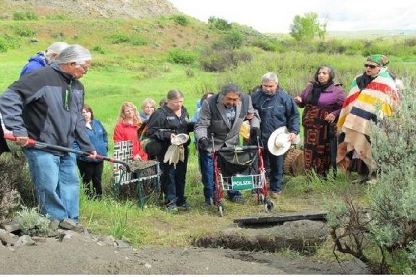Los restos del niño volvieron a colocarse lo más cerca posible del enterramiento original en Montana. (Foto Prensa Libre/AP)