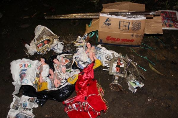 Las imágenes fueron encontradas envueltas en papel periódico, dentro de una caja de cartón. (Foto Prensa Libre: Óscar Figueroa)