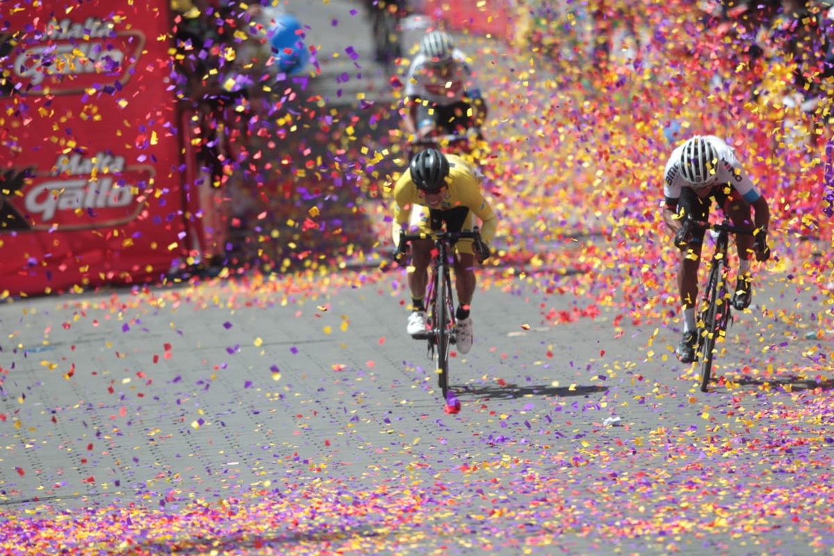 Alfredo Ajpacajá y Jhonathan de León pelearon durante la séptima etapa. (Foto Prensa Libre: Norvin Mendoza)