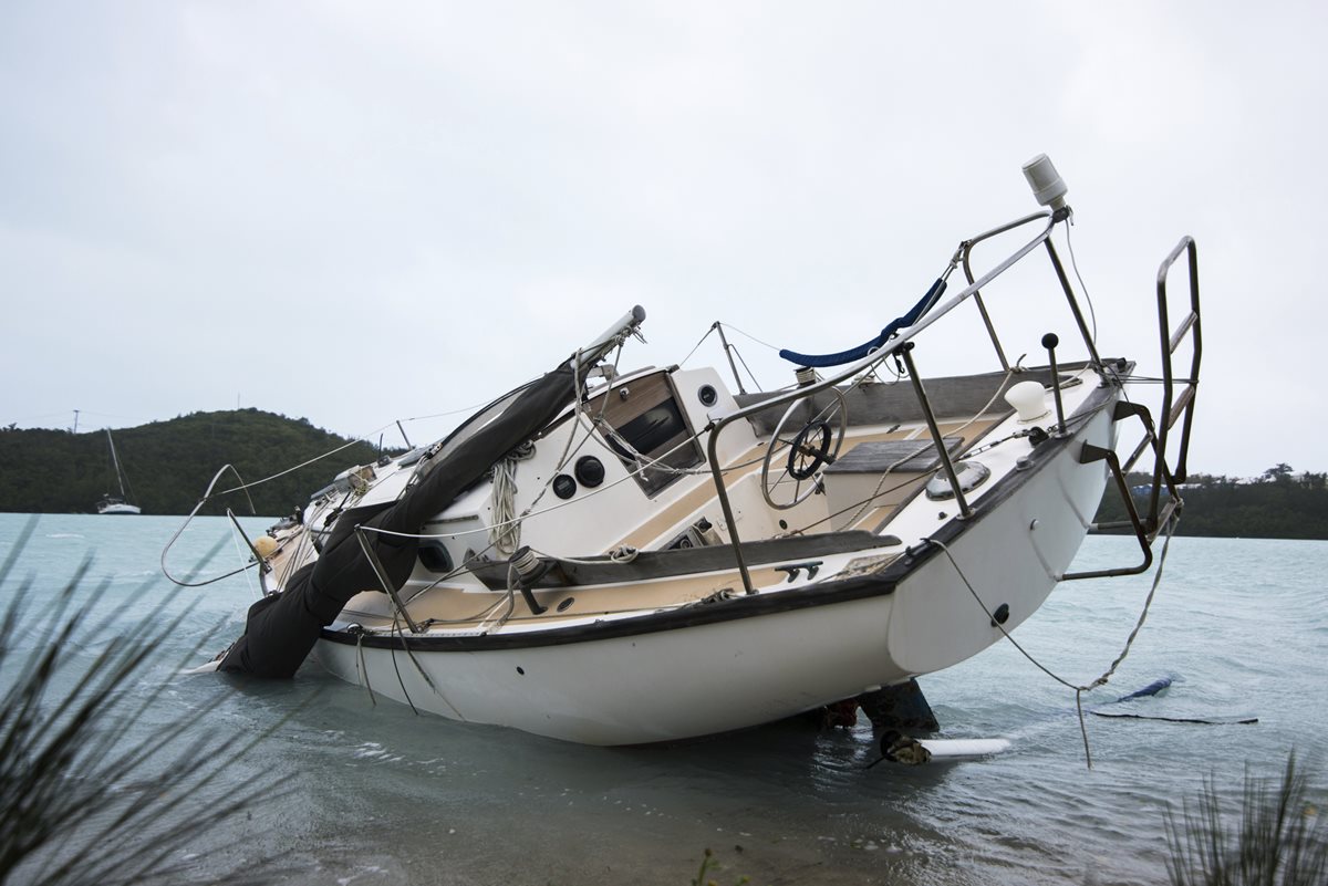 El huracán Nicole se aleja de las Bermudas sin causar víctimas mortales. (Foto Prensa Libre: AP).