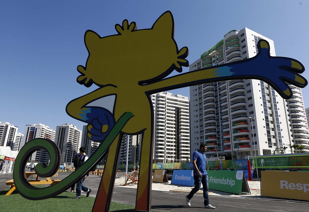 Fotografía donde se ve la silueta de la mascota olímpica de Río 2016 Vinícius frente a la Villa que albergará a los deportistas que disputarán los Juegos. (Foto Prensa Libre: EFE)
