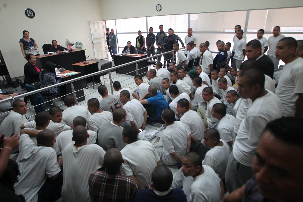 Internos de Las Gaviotas que se amotinaron son escuchados en el juzgado de turno este martes. (Foto Prensa Libre: Érick Ávila).