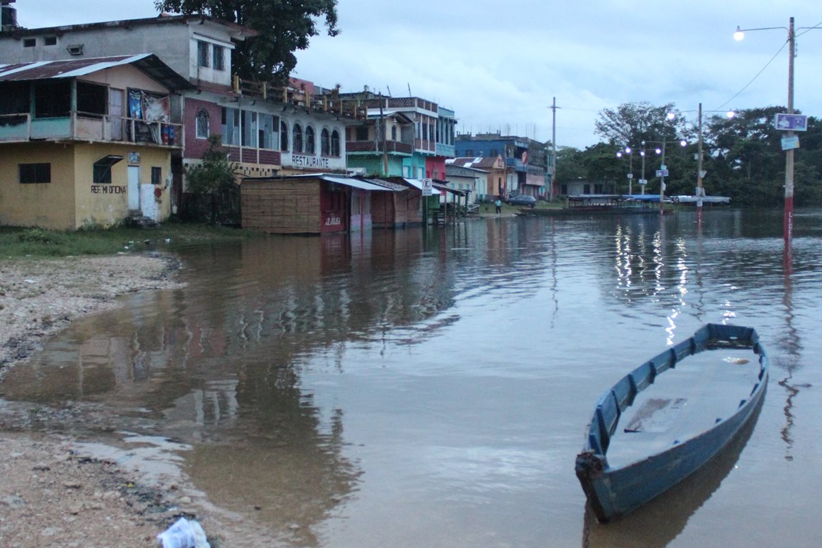 Río La Pasión amenaza con anegar viviendas en Sayaxché. (Foto Prensa Libre: Rigoberto Escobar)
