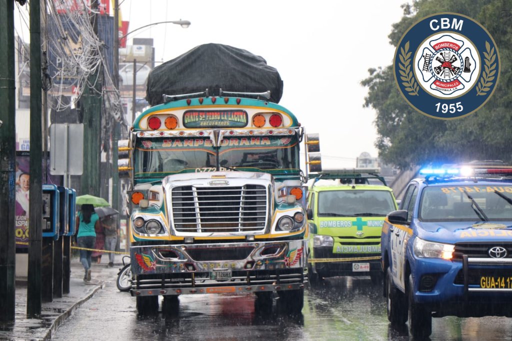 Los Bomberos Municipales trasladan en estado delicado a la emergencia a los heridos. (Foto Prensa Libre: Bomberos Municipales)