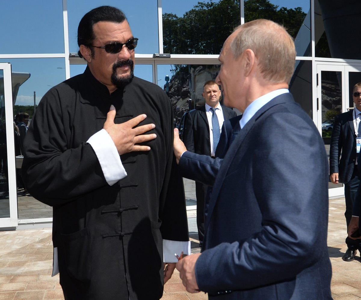 Putin concede la ciudadanía rusa al actor estadounidense Steven Seagal. (Foto Prensa Libre: EFE)
