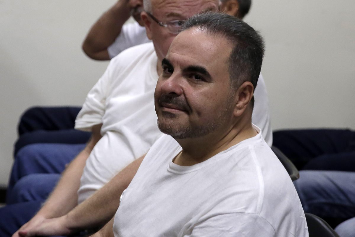 Antonio Saca (c) asiste al juicio en su contra en San Salvador, El Salvador. (Foto Prensa Libre:EFE)