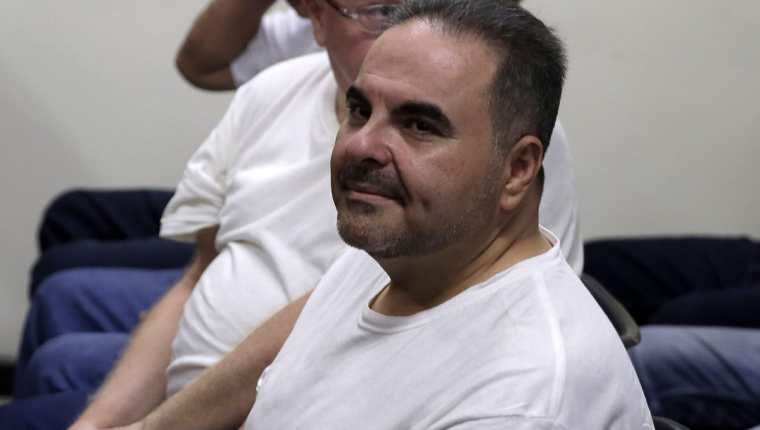 Antonio Saca (c) asiste al juicio en su contra en San Salvador, El Salvador. (Foto Prensa Libre:EFE)
