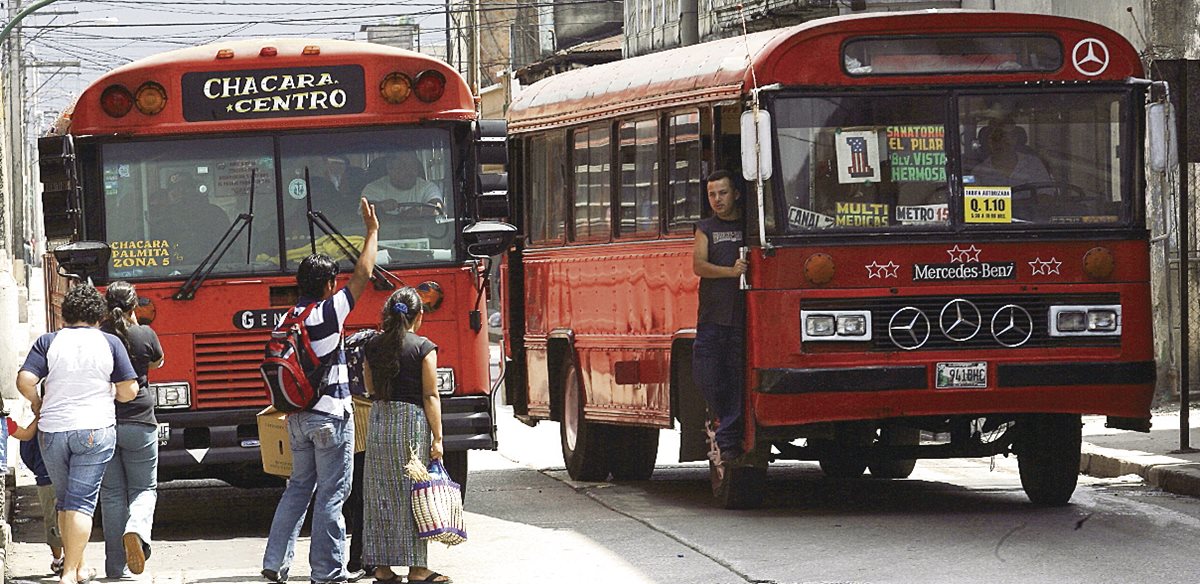 Los propietarios de buses urbanos no piden mayores requisitos a los conductores, según la PDH.(Foto Prensa Libre: Hemeroteca PL)