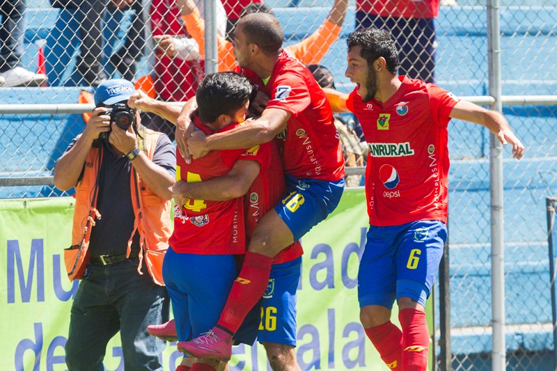 Municipal gustó, goleó y disfrutó de una tarde de futbol que hizo recordar sus mejores tiempos en el balompié guatemalteco. (Foto Prensa Libre: Norvin Mendoza)