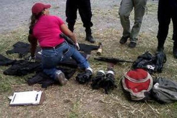 Muestran parte de las armas decomisadas a los siete hombres que intentaban rescatar al narco guatemalteco, Mario Ponce Rodríguez, quien fue capturado en Honduras. (Foto Prensa Libre: La Prensa/Honduras)<br _mce_bogus="1"/>