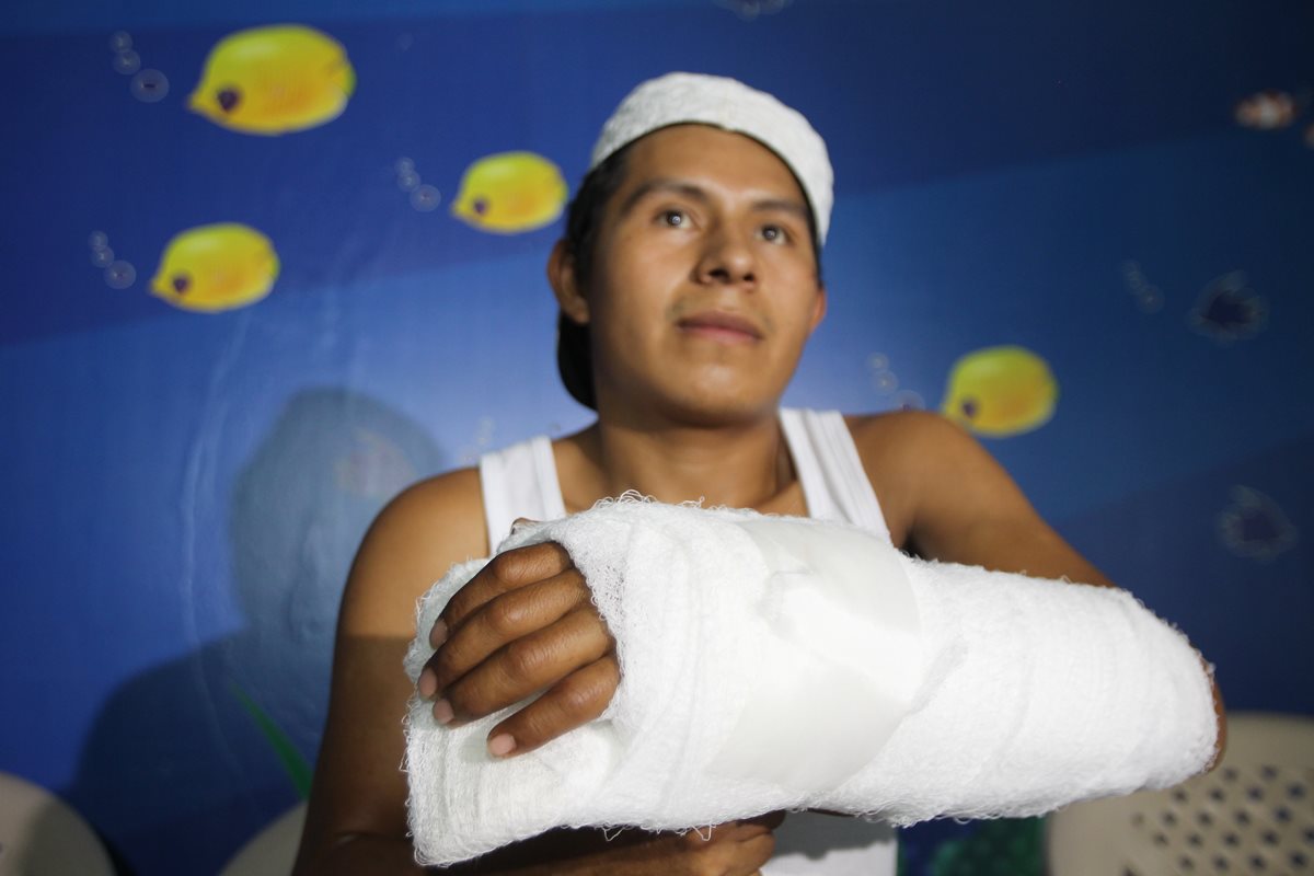 Víctor Chitay regresó este viernes a su casa, luego de que se le reimplantara la mano izquierda en el Hospital Roosevelt. (Foto Prensa Libre: Erick Ávila)