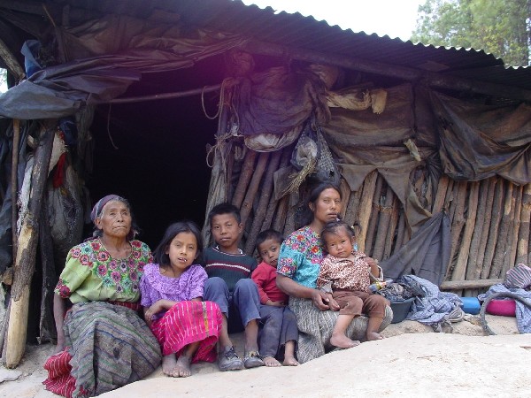 Los programas sociales deberían sacar a las personas de la pobreza extrema, dicen analistas. (Foto Prensa Libre: Hemeroteca)