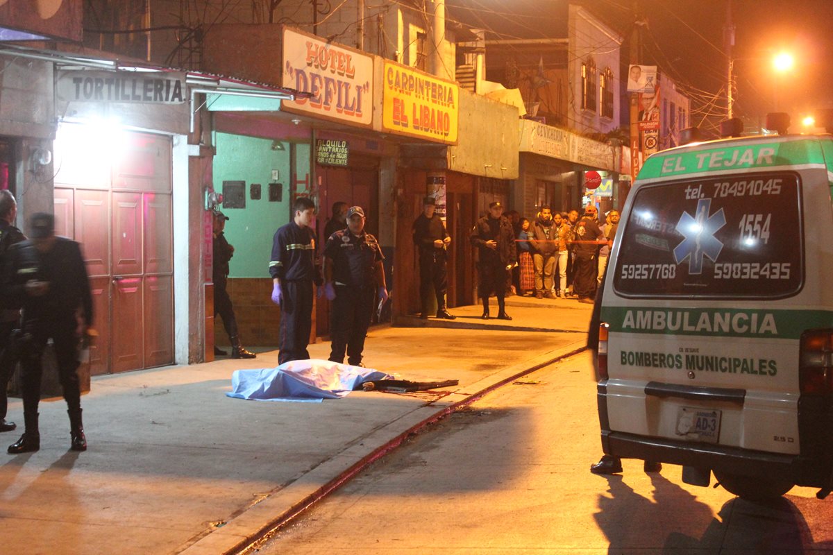 Bomberos llegaron al lugar del ataque, pero el hombre ya había muerto. (Foto Prensa Libre: Víctor Chamalé)