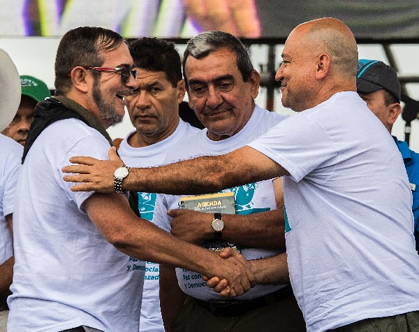 Rodrigo Londoño, alias Timoleón Jiménez, (2-i), es recibido por Carlos Antonio Lozada, y Mauricio Jaramillo. (Foto Prensa Libre: AP)