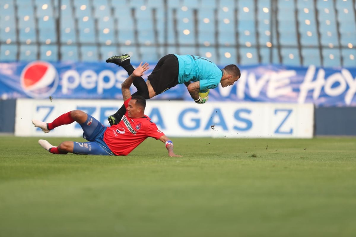 Acción del Clásico 302 entre Blas Pérez y Javier Irazún. (Foto Prensa Libre: Francisco Sánchez)