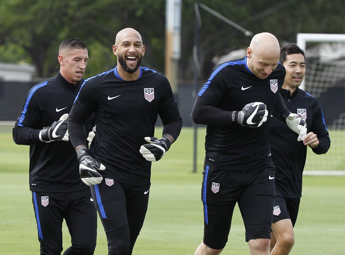 Los guardametas Tim Howard y Brad Guzan captados durante el entrenamiento de la selección estadounidense. (Foto Prensa Libre: AFP)