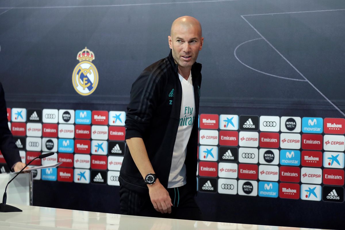 El entrenador del Real Madrid, Zinedine Zidane, mantiene viva su ilusión de ganar los tres títulos que tiene que disputar hasta el mes de mayo: Copa del Rey, Liga y Liga de Campeones. (Foto Prensa Libre: EFE)