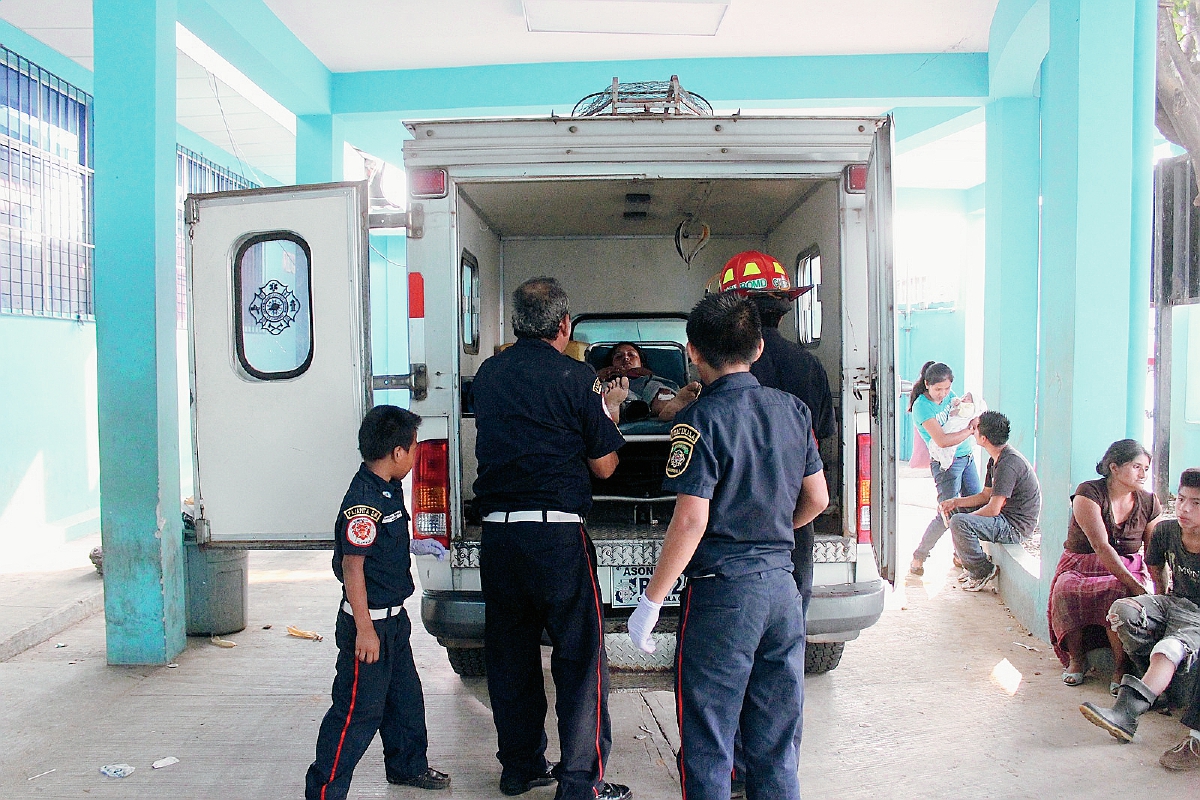 María Alejandra, quien fue herida de bala en San Marcos, es ingresada al Hospital Regional de Coatepeque. (Foto Prensa Libre: Alexánder Coyoy)