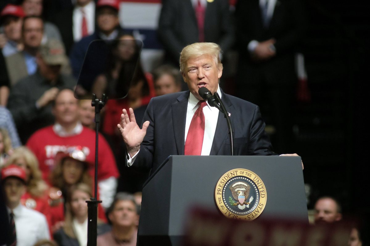 El decreto migratorio de Donald Trump lo enfrenta a jueces federales. (Foto Prensa Libre: AFP)