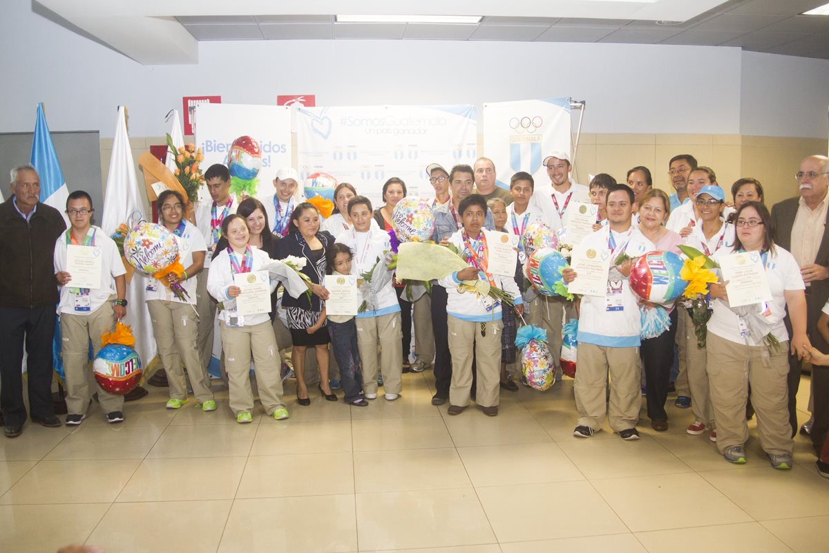 Familiares y amigos dan la bienvenida a los medallistas de los Juegos Mundiales de verano. (Foto Prensa Libre: Norvin Mendoza)