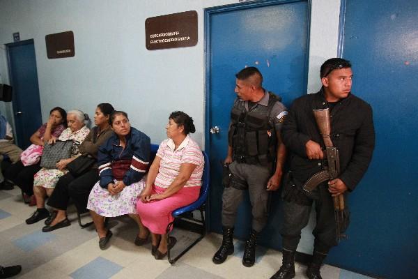 Guardias del Sistema Penitenciario resguardan la clínica donde fue atendido Ortiz (Foto Prensa Libre: E. Paredes)