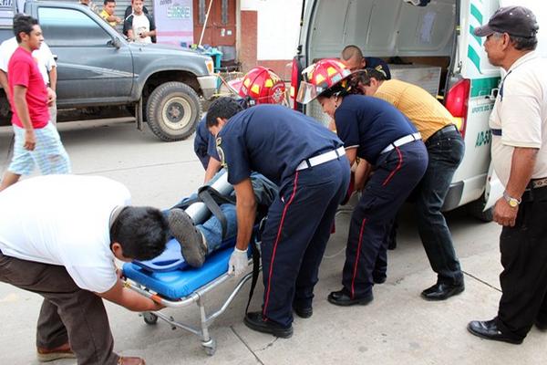 Bomberos Municipales trasladan a García al Hospital Nacional de Jalapa. (Foto Prensa Libre: Hugo Oliva)<br _mce_bogus="1"/>