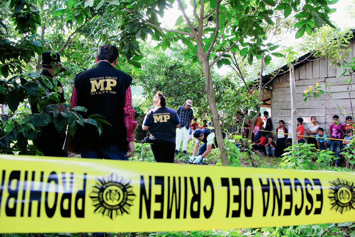 El cuerpo de un adolescente fue encontrado entre un cafetal de la comunidad San Juan Bautista, Nuevo San Carlos, Retalhuleu. (Foto Prensa Libre: Rolando Miranda)