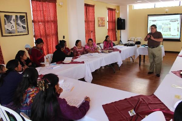 Esposas de agricultores participan en taller de  capacitación sobre monitoreo de lluvia.
