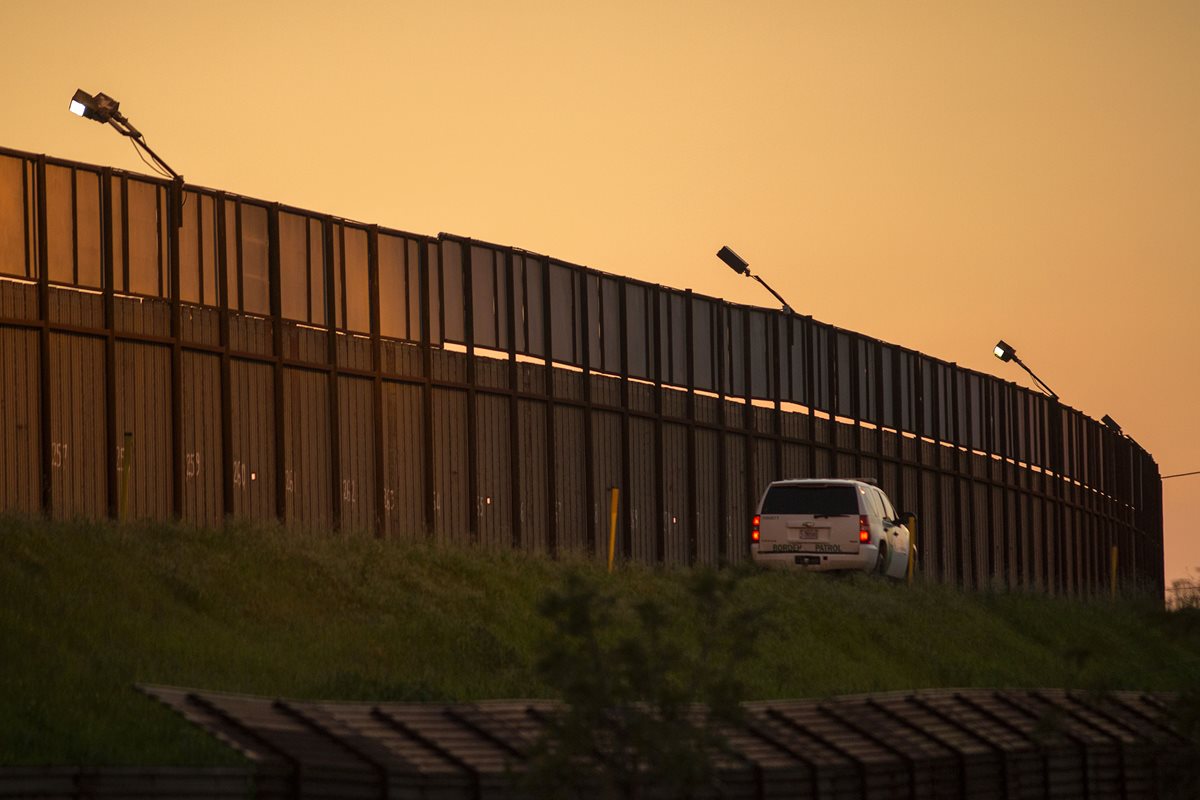 Una patrulla fronteriza recorre al costado de la barrera que ya existe en la frontera entre México y EE. UU. (Foto Prensa Libre: AFP)