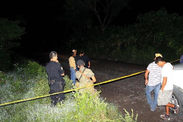 Autoridades en el la aldea Cuyuta, Masagua, en donde fueron atacados a balazos los esposos Peralta. (Foto Prensa Libre: Enrique Paredes)<br _mce_bogus="1"/>