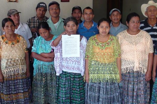 Grupo de campesinos que llegó a la PDH para denunciar amenzas por parte de empresario.