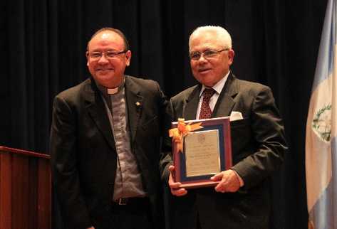El sacerdote Rolando Enríquez Alvarado López SJ, rector de la URL,  entregó reconocimiento a Francisco Albizúrez Palma en octubre de 2013.  (Foto Prensa Libre: Estuardo Paredes)