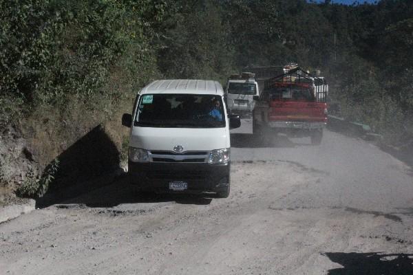 En algunas partes, la carretera parece de terracería por la gran cantidad de baches.