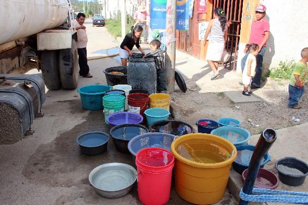 Vecinos compran agua a camiones  cisterna.
