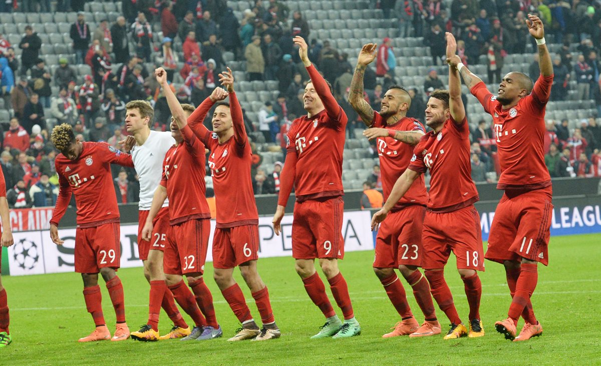 Los jugadores del Bayern agradecen a su afición por el apoyo. (Foto Prensa Libre: AFP)