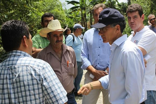 El embajador Manuel Lejarreta Lobo fue a Chiquimula para conocer los proyectos que ha financiado la AECID. (Foto Prensa Libre: Edwin Paxtor)