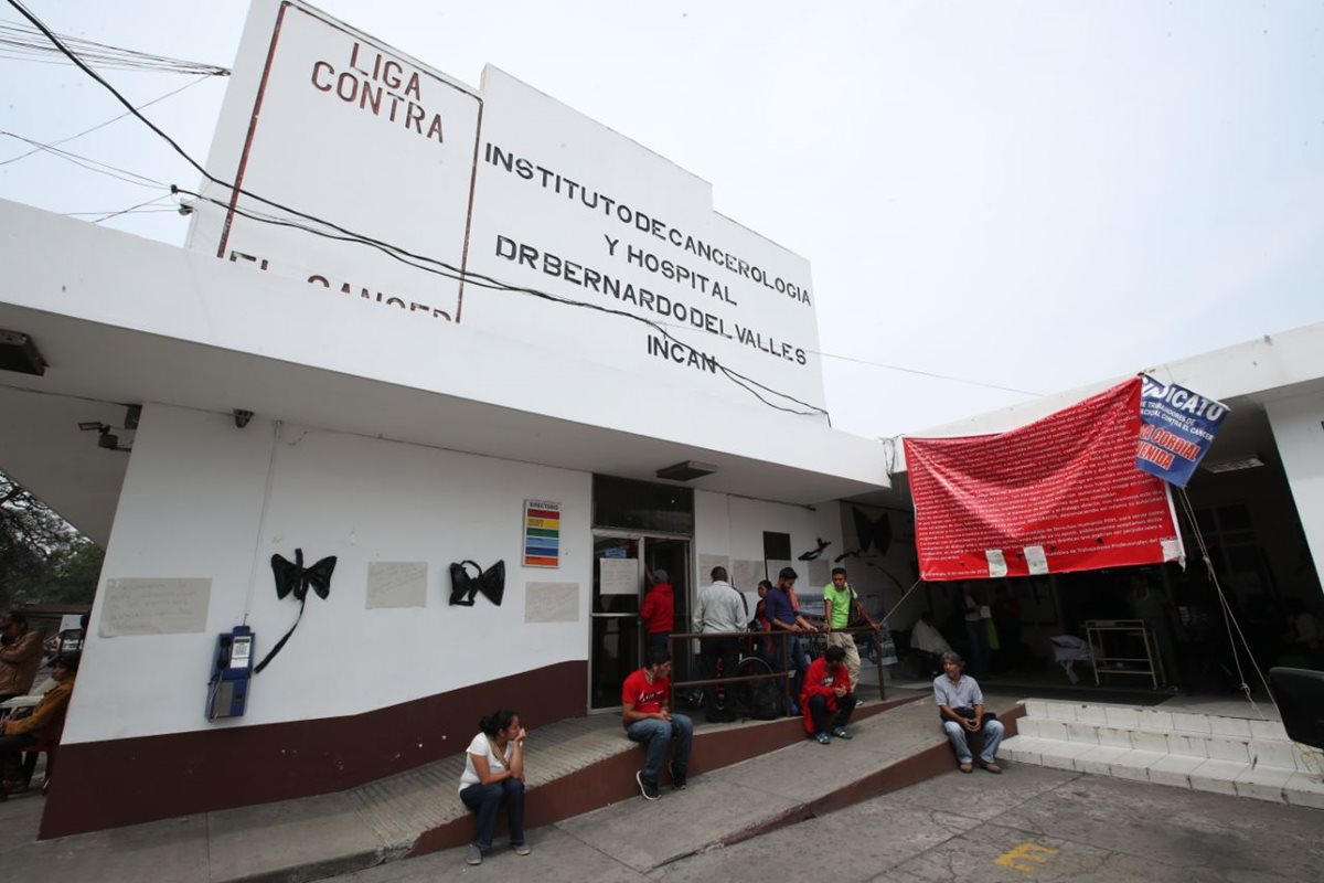 Médicos y trabajadores del INCAN exigen la renuncia de la Junta Directiva de la institución por considerar que hay una mala administración. (Foto Prensa Libre: Paulo Raquec)