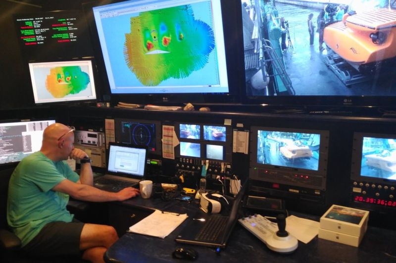 La sala de control del Alucia permite monitorear prácticamente toda la actividad del barco. (Marcos González/BBC Mundo).