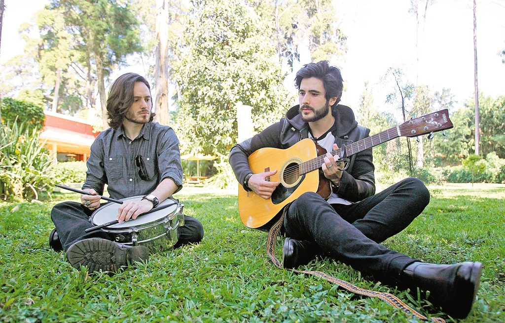 Los hermanos Andrés y Diego Sanjose presentarán sus canciones al público nacional. (Foto Prensa Libre: Keneth Cruz)