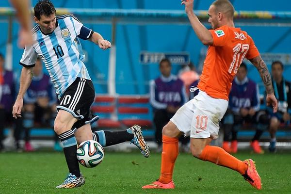 Lionel Messi disputa el balón con el holandés Wesley Sneijder. (Foto Prensa Libre: AFP)