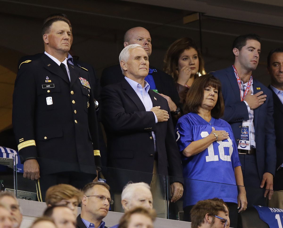Mike Pence (centro), vicepresidente de EE. UU. momentos antes de abandonar el juego de futbol americano. (Foto Prensa Libre: AP)
