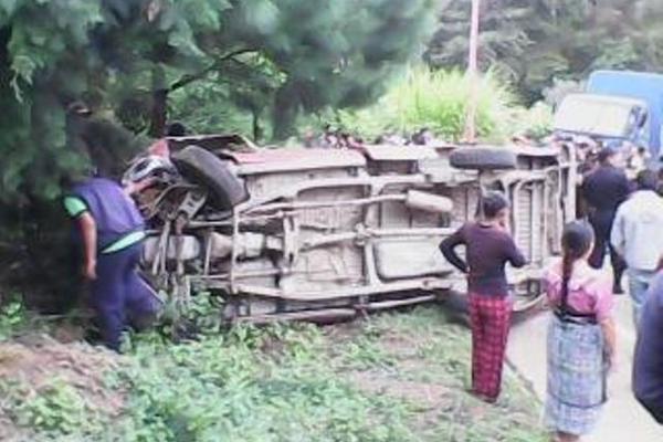 Un picop volcó en un sector de Uspantán, Quiché, cinco personas resultaron lesionadas. (Foto Prensa Libre: Oscar Figueroa)