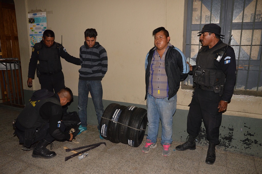 Los dos capturados en un comercio ubicado en la cabecera de Chimaltenango. (Foto Prensa Libre: Víctor Chamalé)