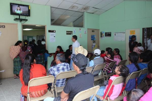 Padres  esperan turno en la Pediatría del hospital de la cabecera de  Toto para que atiendan a sus hijos.