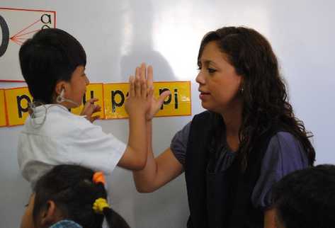 SANDRa barrerA enseña a leer y a hablar a los niños con sordera.