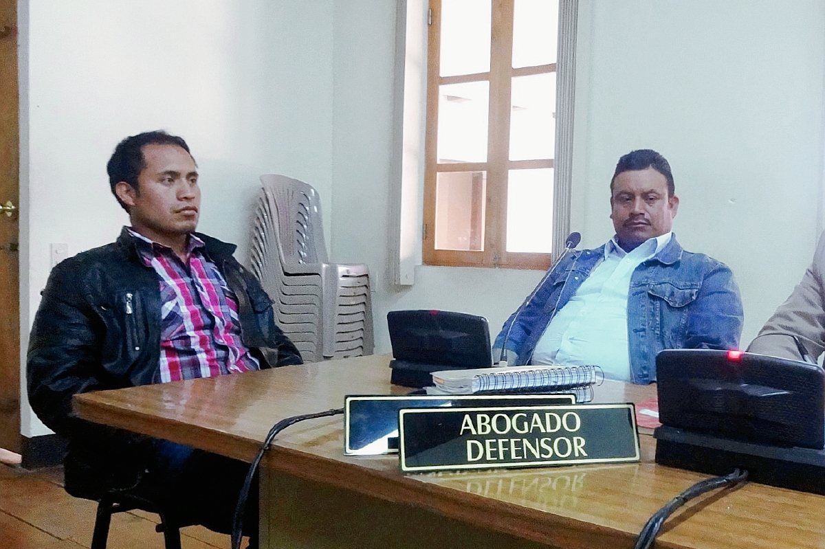 Los hermanos Diego y Antonio Itzep López han sido enviados juicio por delitos cometidos en contra del periodista comunitario Oswaldo Ical Jom. (Foto Prensa Libre: Óscar Figueroa)