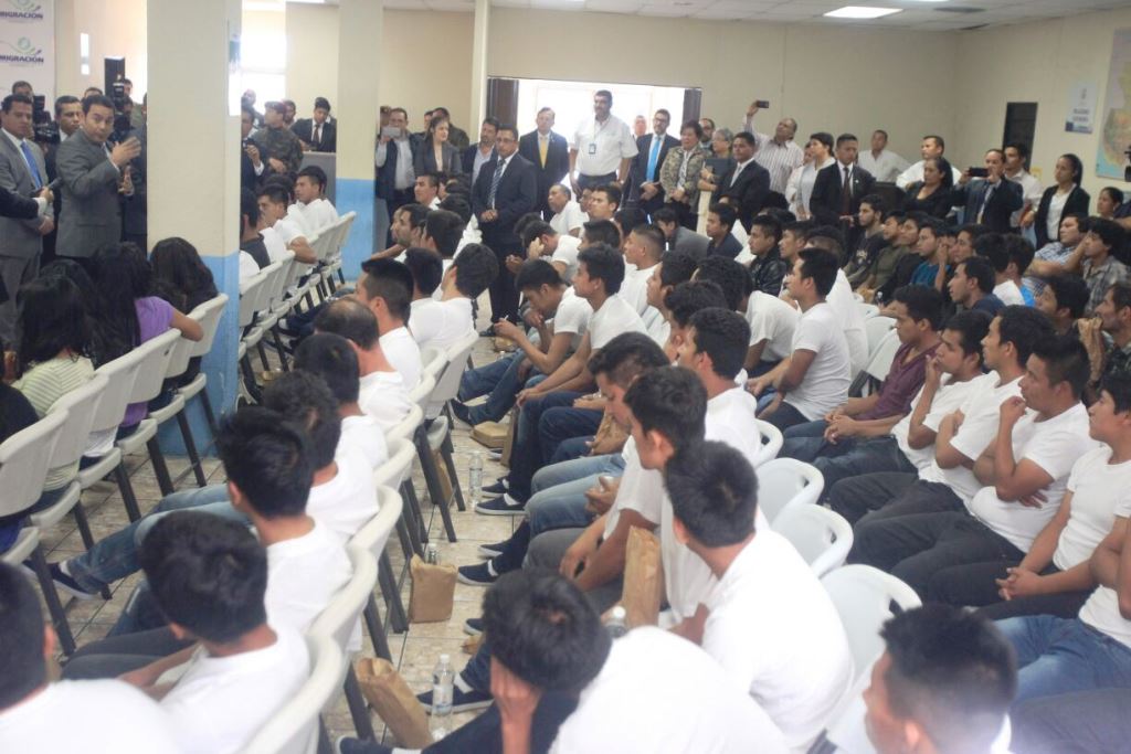 El presidente Jimmy Morales llegó a la Fuerza Aérea a recibir a un grupo de migrantes deportados de Estados Unidos. (Foto Prensa Libre: E. García)