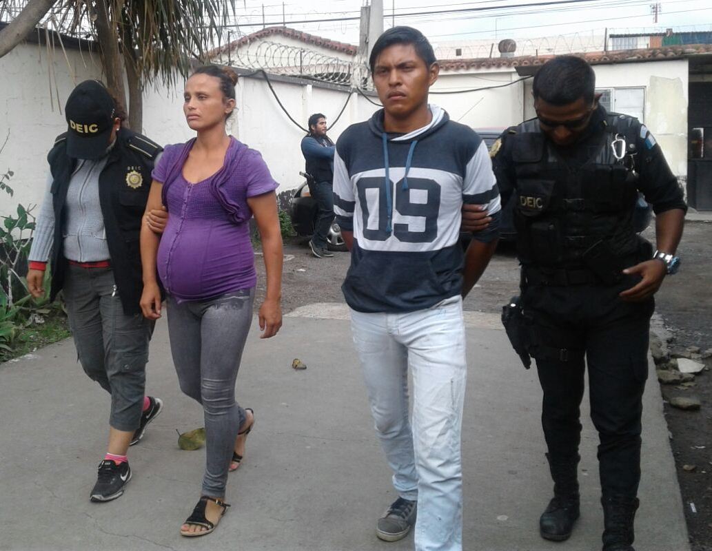 Griselda Isabel Ochoa, de 32 años y Ovidio Guadalupe Castellanos García, 22, capturados por golpear a una niña de 3 años. (Foto Prensa Libre: Cortesía)