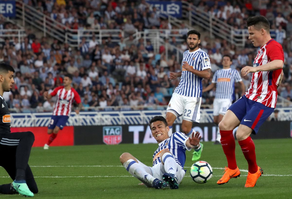 El defensa mexicano de la Real Sociedad, Héctor Moreno (i), pelea por el balón frente al delantero francés del Atlético de Madrid, Kevin Gameiro (d). (Foto Prensa Libre: EFE)